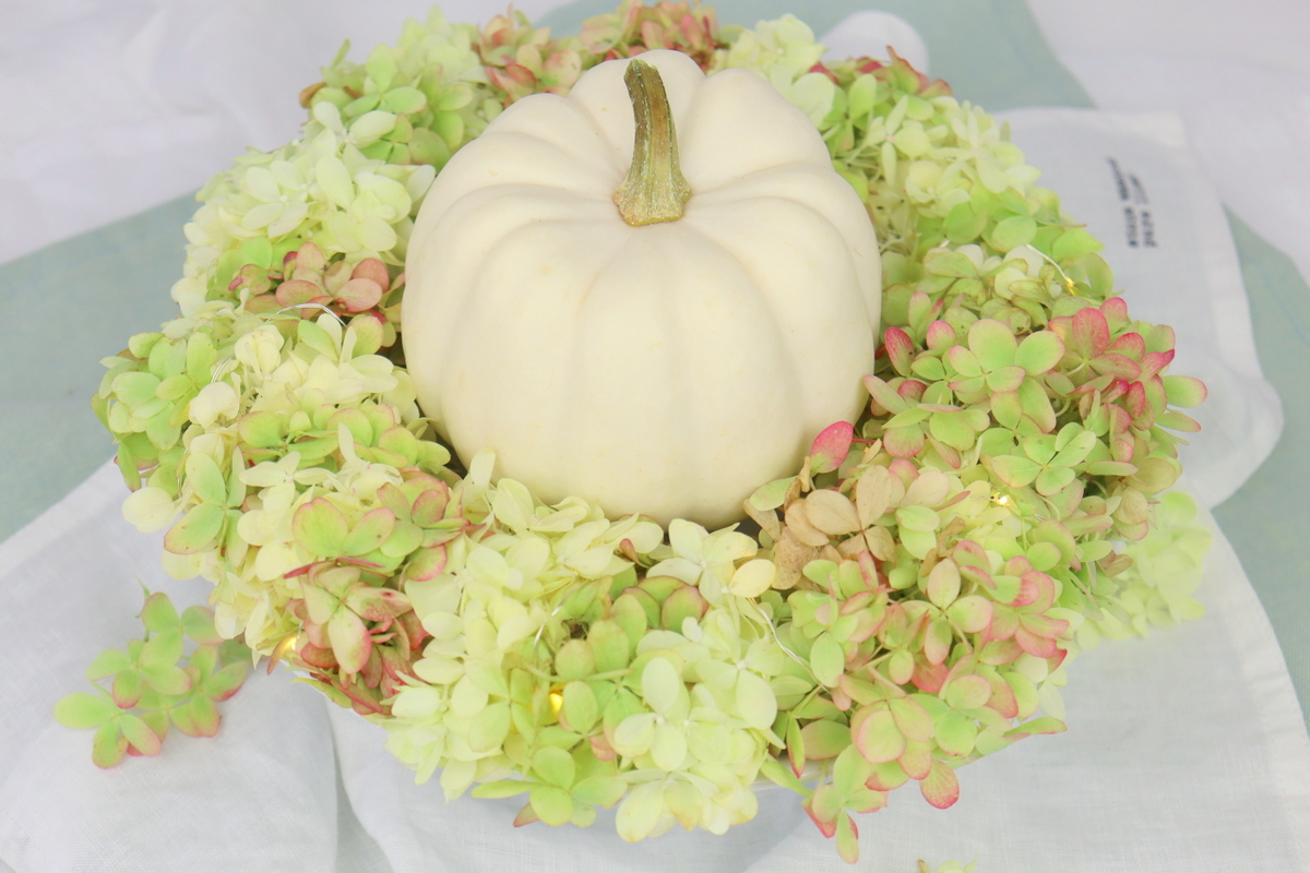 DIY Anleitung Blumenkranz aus Hortensie einfach selber machen mit Kürbis als Herbstdeko