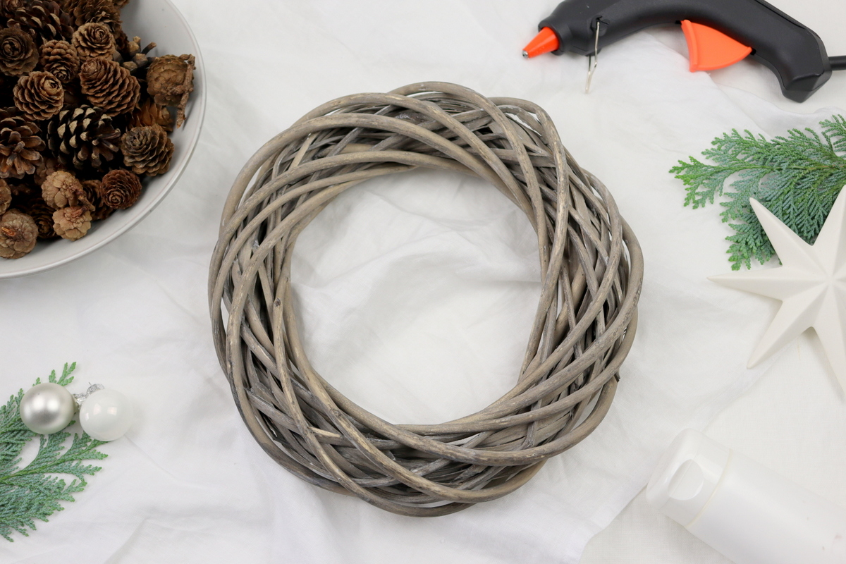 DIY - selbstgemachter Kranz aus Zapfen / Zapfenkranz 