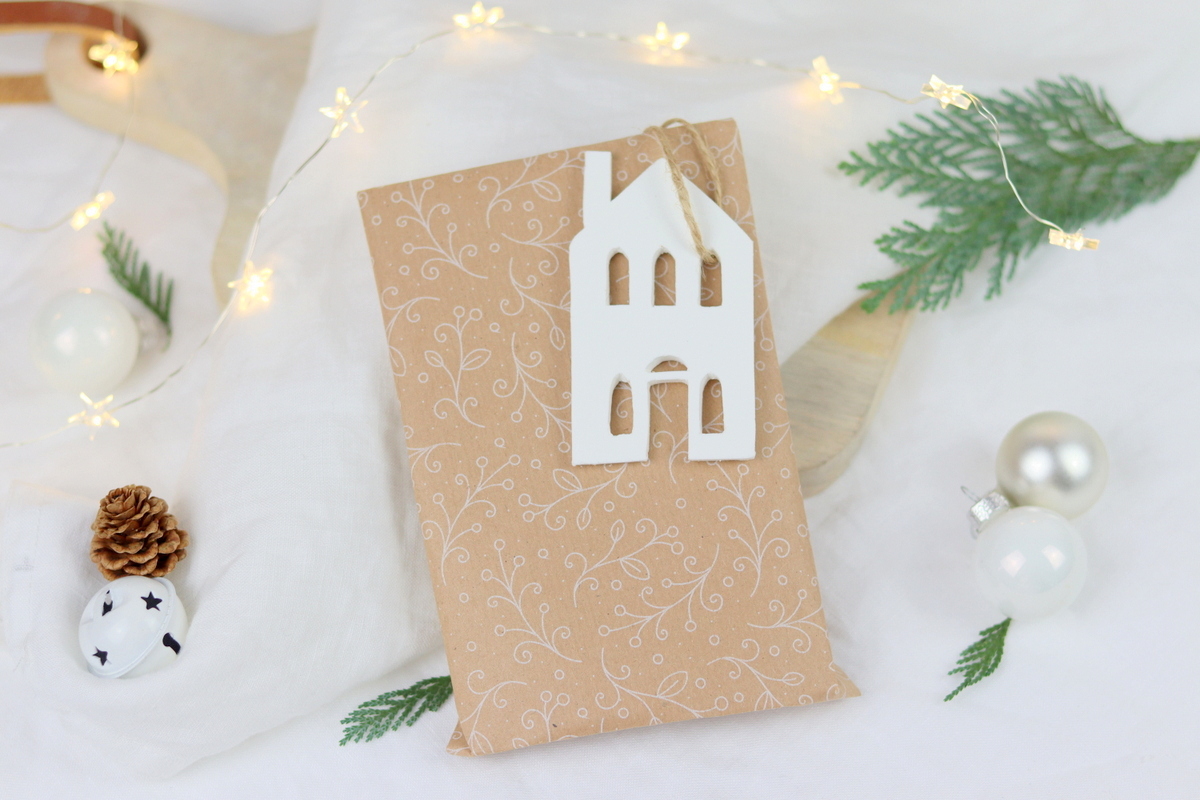 DIY Anleitung - selbstgemachte Lichthäuser aus Modelliermasse als Geschenkanhänger zu Weihnachten