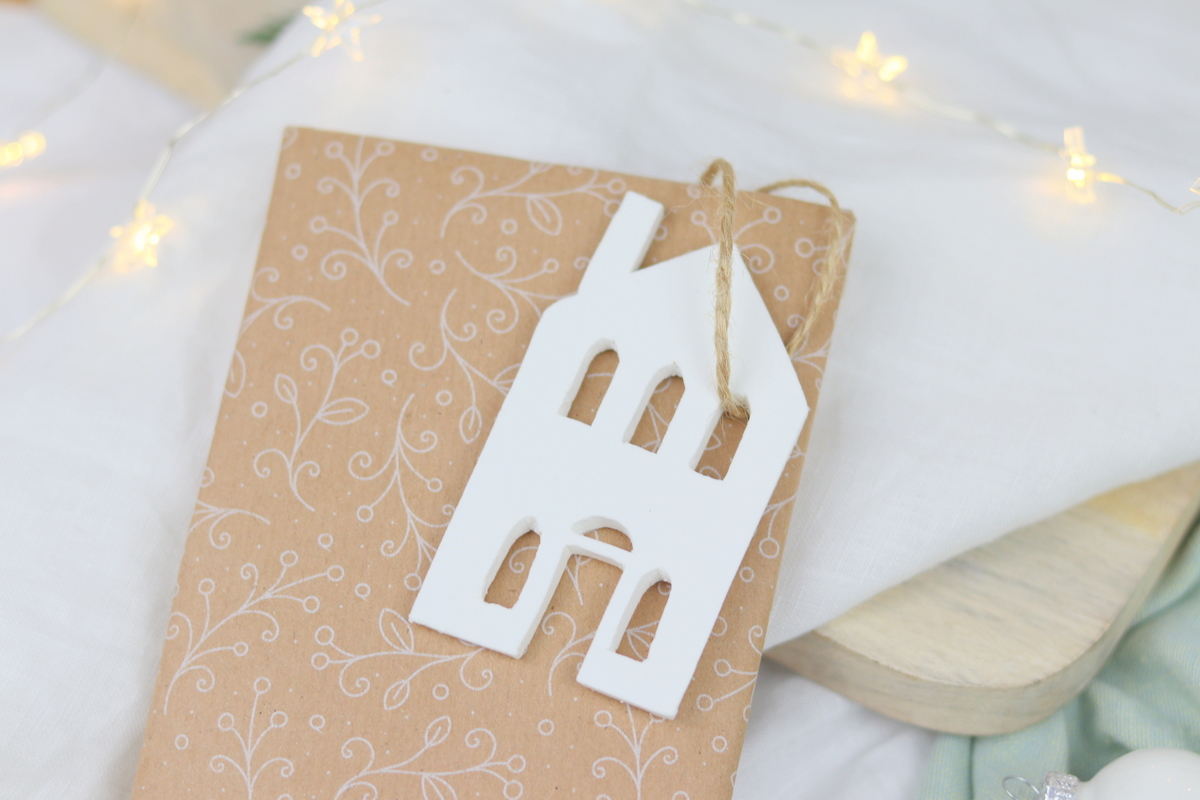DIY Anleitung - selbstgemachte Lichthäuser aus Modelliermasse als Geschenkanhänger zu Weihnachten