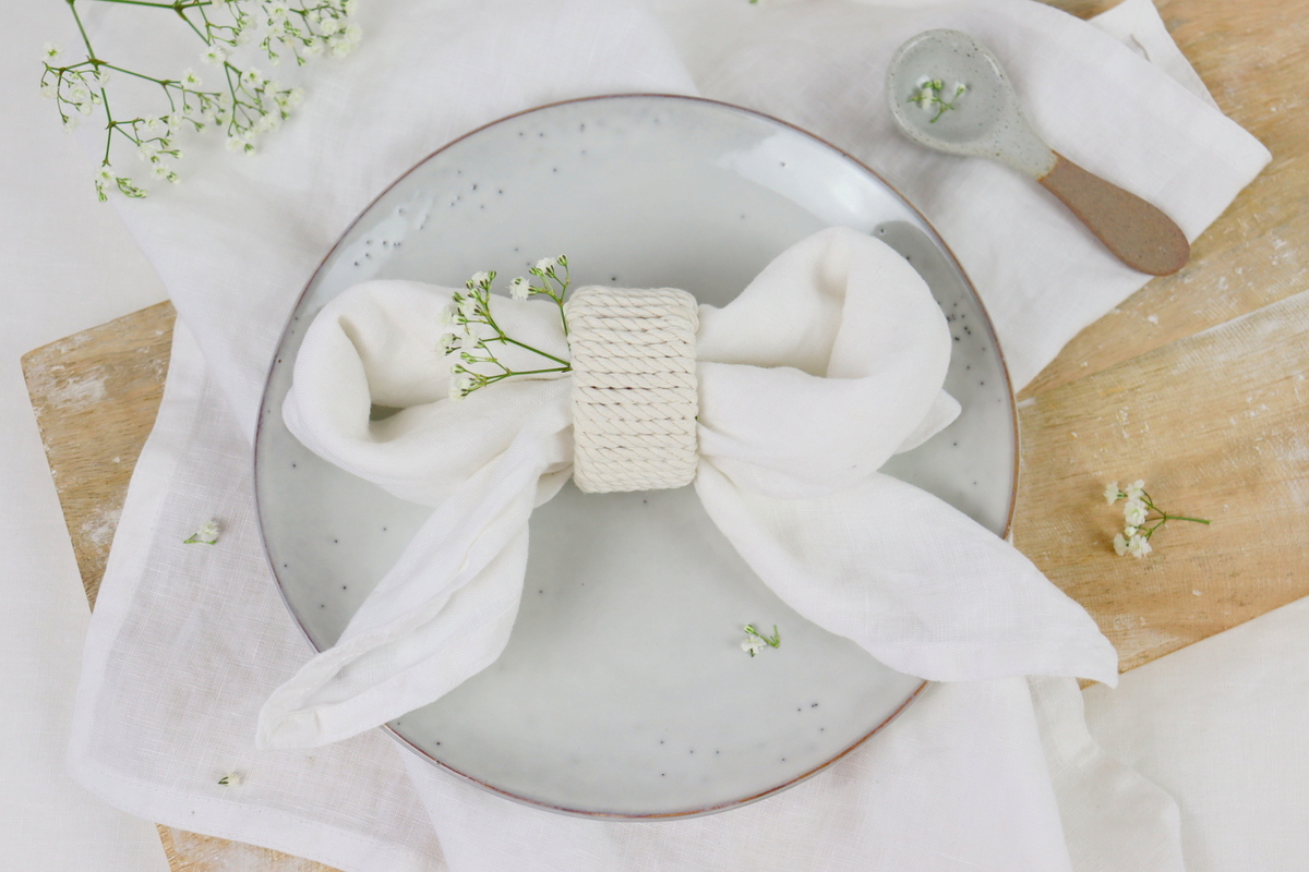 DIY - selbstgemachter Serviettenring aus einer Klopapierrolle + Serviette zu einer Schleife gefaltet
