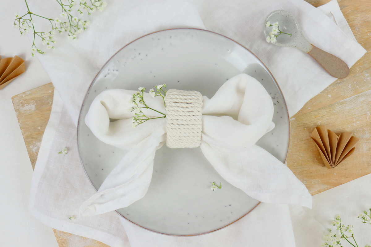 DIY - selbstgemachter Serviettenring aus einer Klopapierrolle + Serviette zu einer Schleife gefaltet
