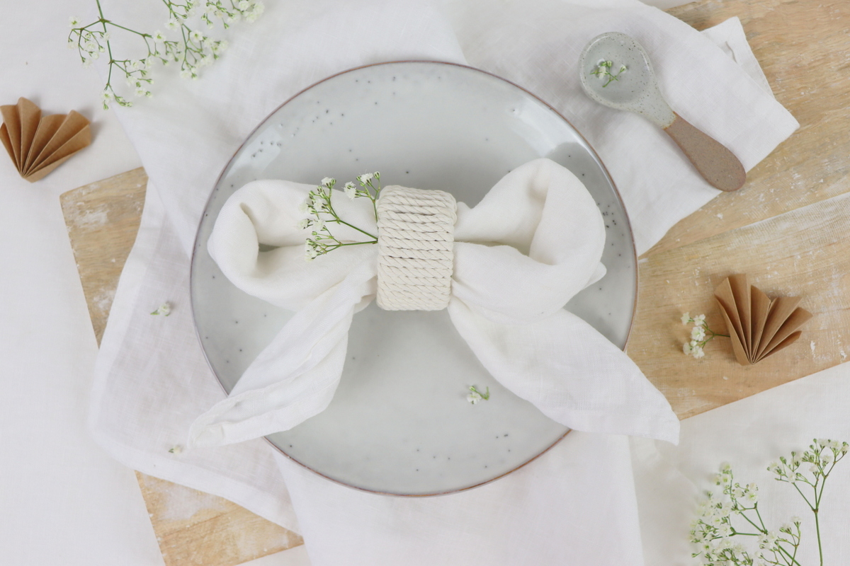 DIY - selbstgemachter Serviettenring aus einer Klopapierrolle + Serviette zu einer Schleife gefaltet