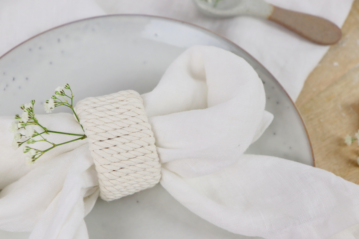 DIY - selbstgemachter Serviettenring aus einer Klopapierrolle + Serviette zu einer Schleife gefaltet