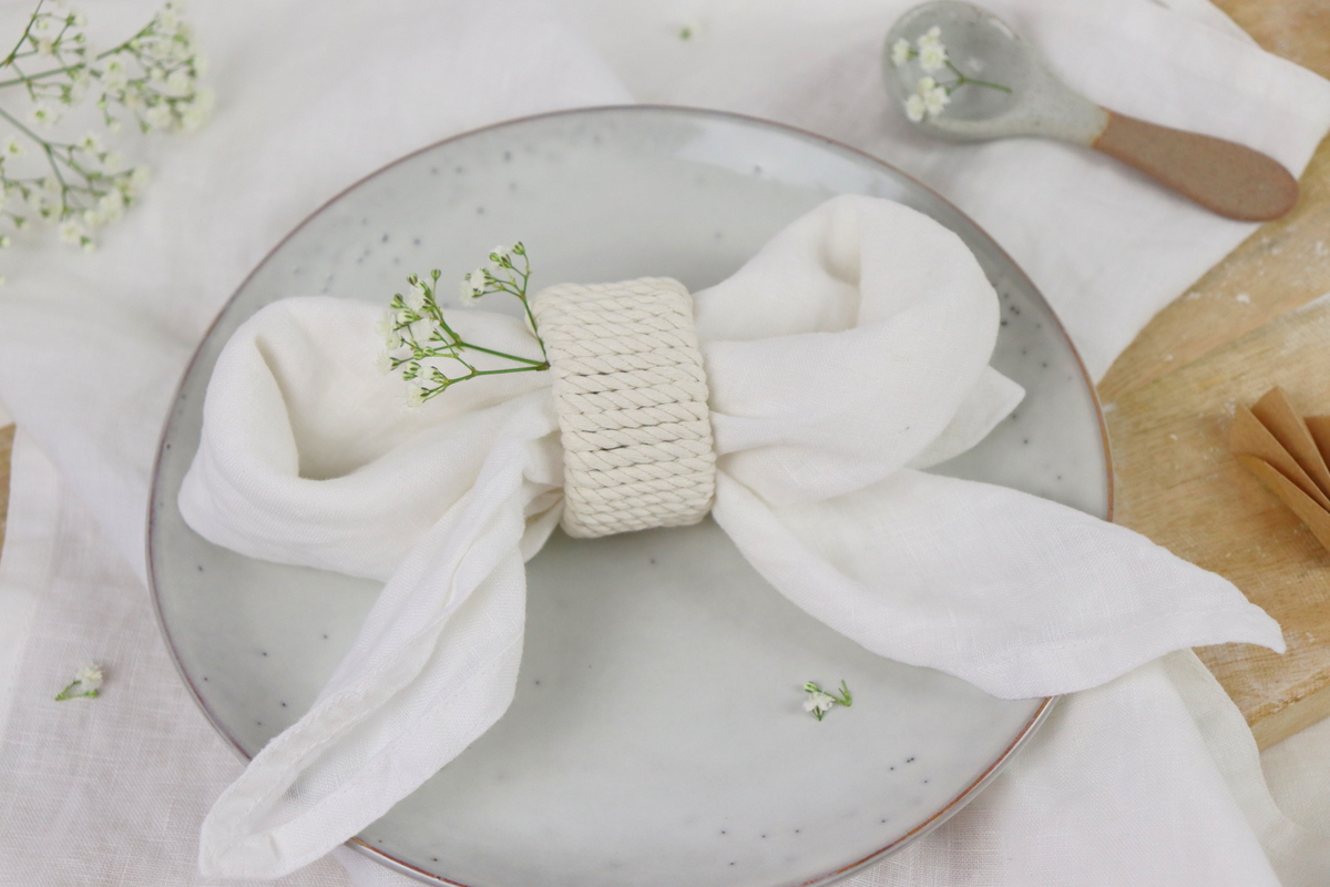DIY - selbstgemachter Serviettenring aus einer Klopapierrolle + Serviette zu einer Schleife gefaltet