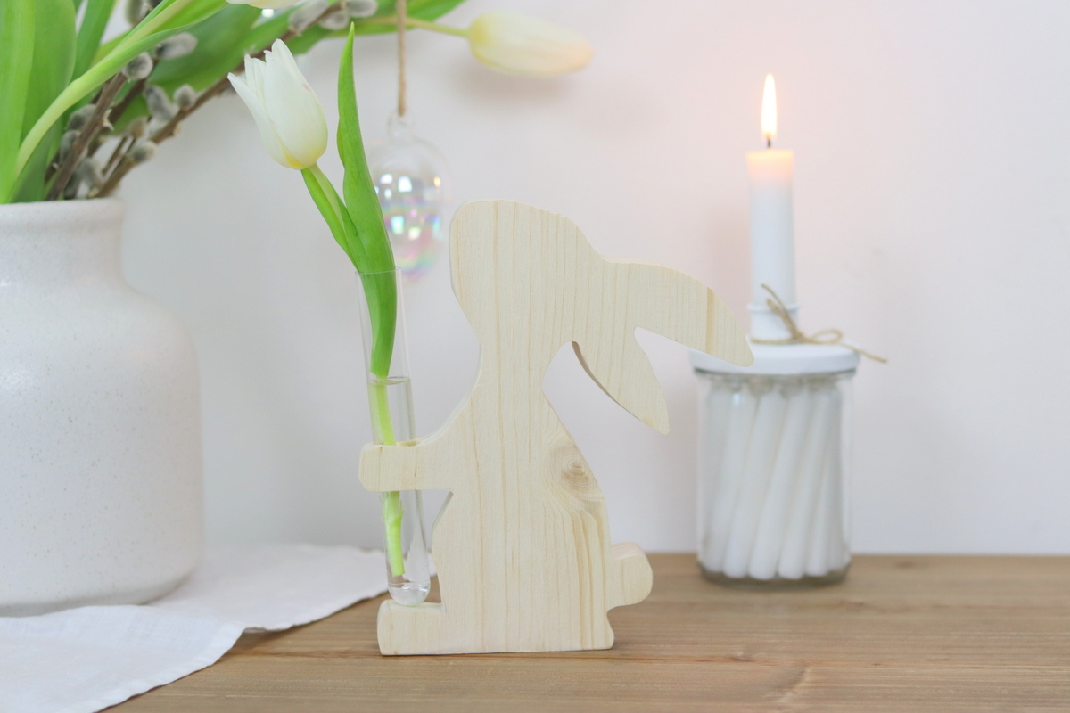 DIY - selbstgemachte Vase in Hasenform aus Holz zu Ostern 