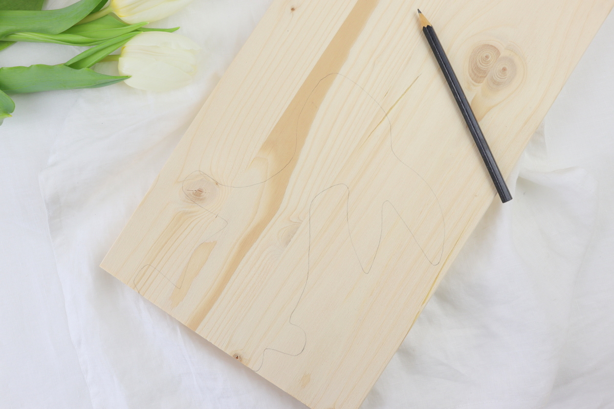 DIY - selbstgemachte Vase in Hasenform aus Holz zu Ostern 