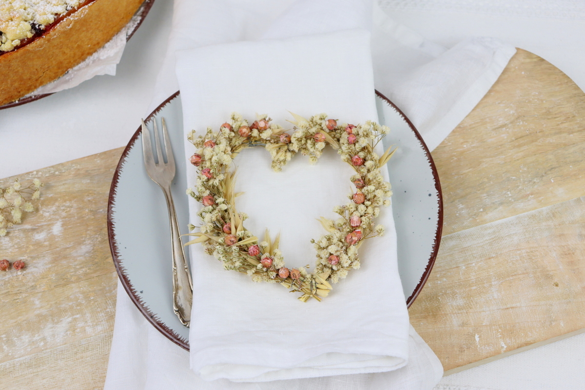 DIY - selbstgemachtes Herz aus Trockenblumen
