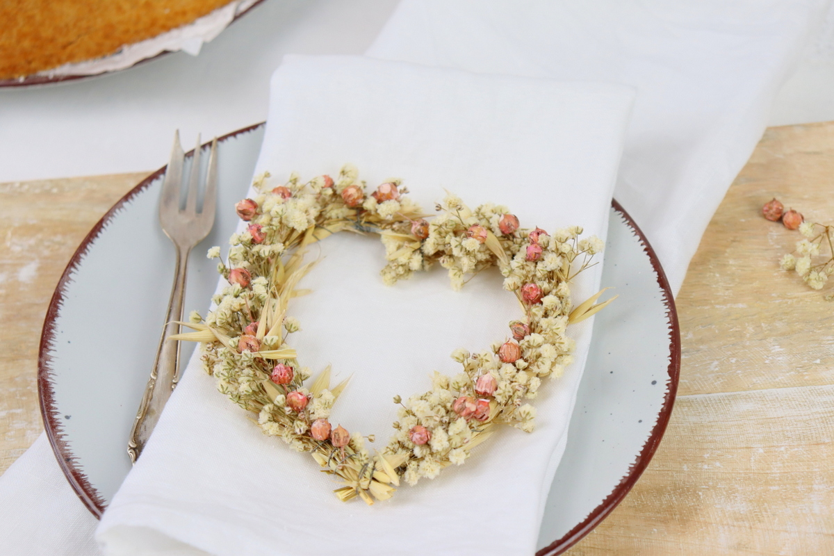 DIY - selbstgemachtes Herz aus Trockenblumen