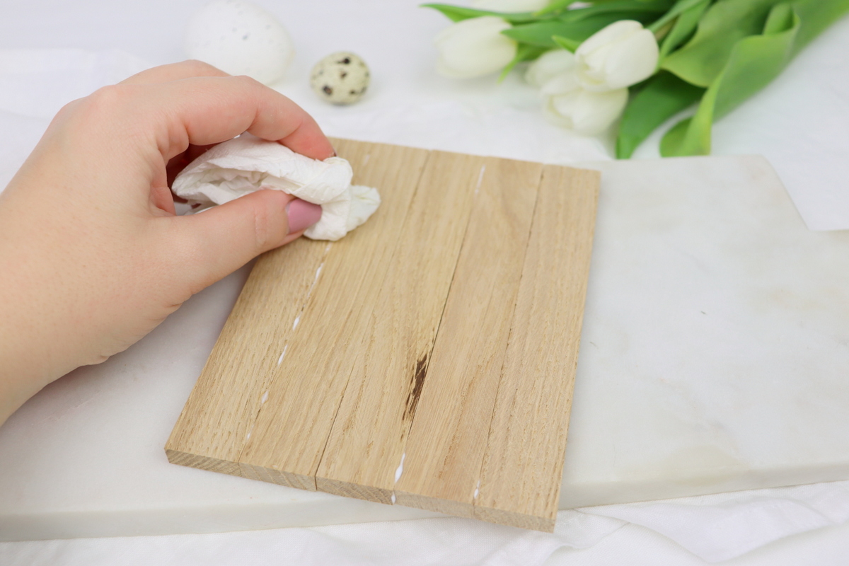 DIY - selbstgemachte Holzschilder zu Ostern aus Klötzchen mit Hasenmotiv