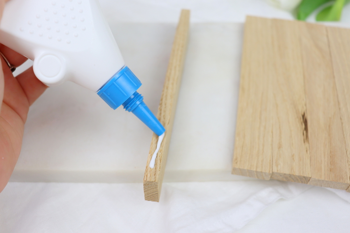 DIY - selbstgemachte Holzschilder zu Ostern aus Klötzchen mit Hasenmotiv