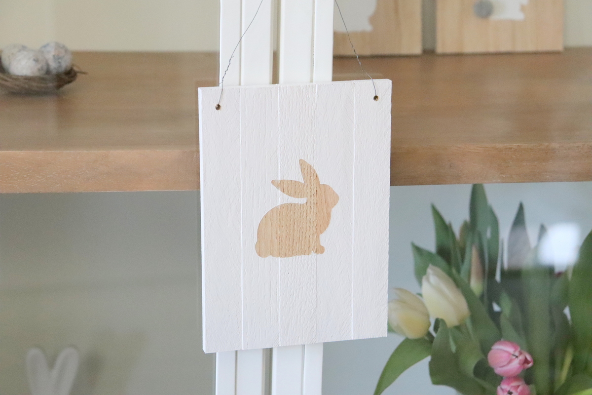 DIY - selbstgemachte Holzschilder zu Ostern aus Klötzchen mit Hasenmotiv