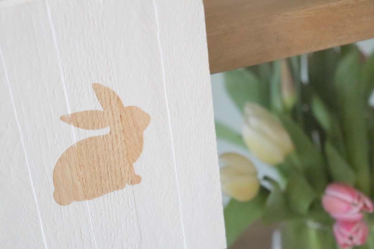 DIY - selbstgemachte Holzschilder zu Ostern aus Klötzchen mit Hasenmotiv