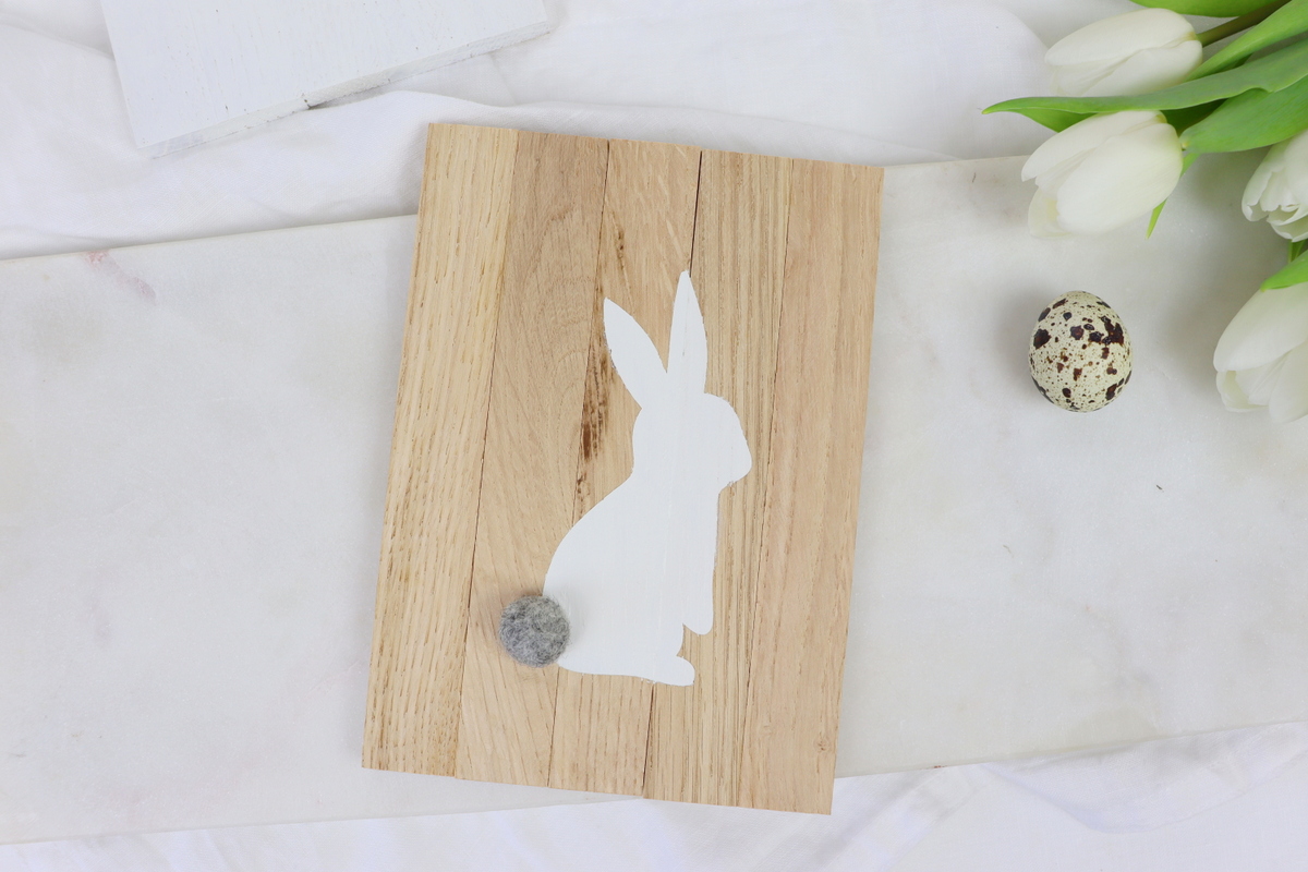 DIY - selbstgemachte Holzschilder zu Ostern aus Klötzchen mit Hasenmotiv