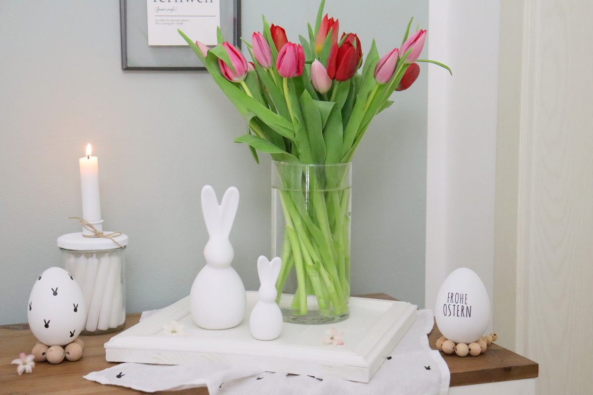 DIY - selbstgemachtes österliches Tablett und Ostereier mit Bändern