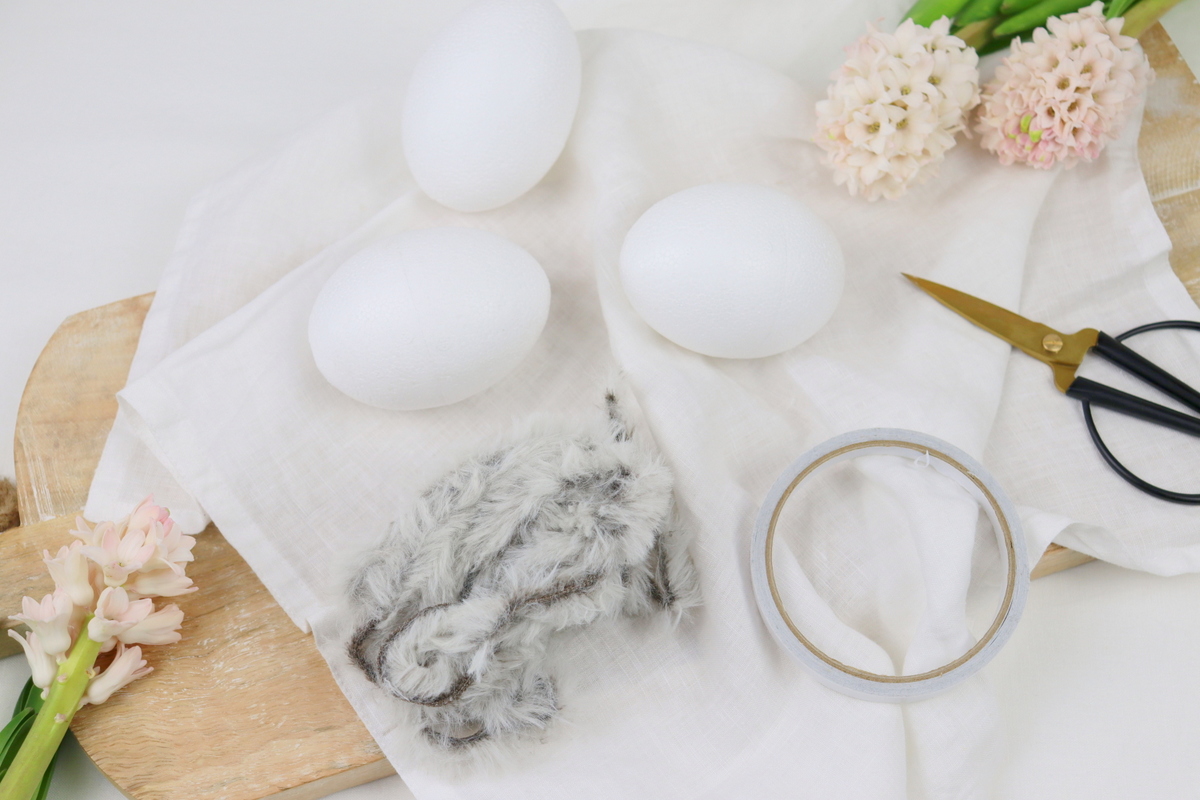 DIY - selbstgemachtes österliches Tablett und Ostereier mit Bändern