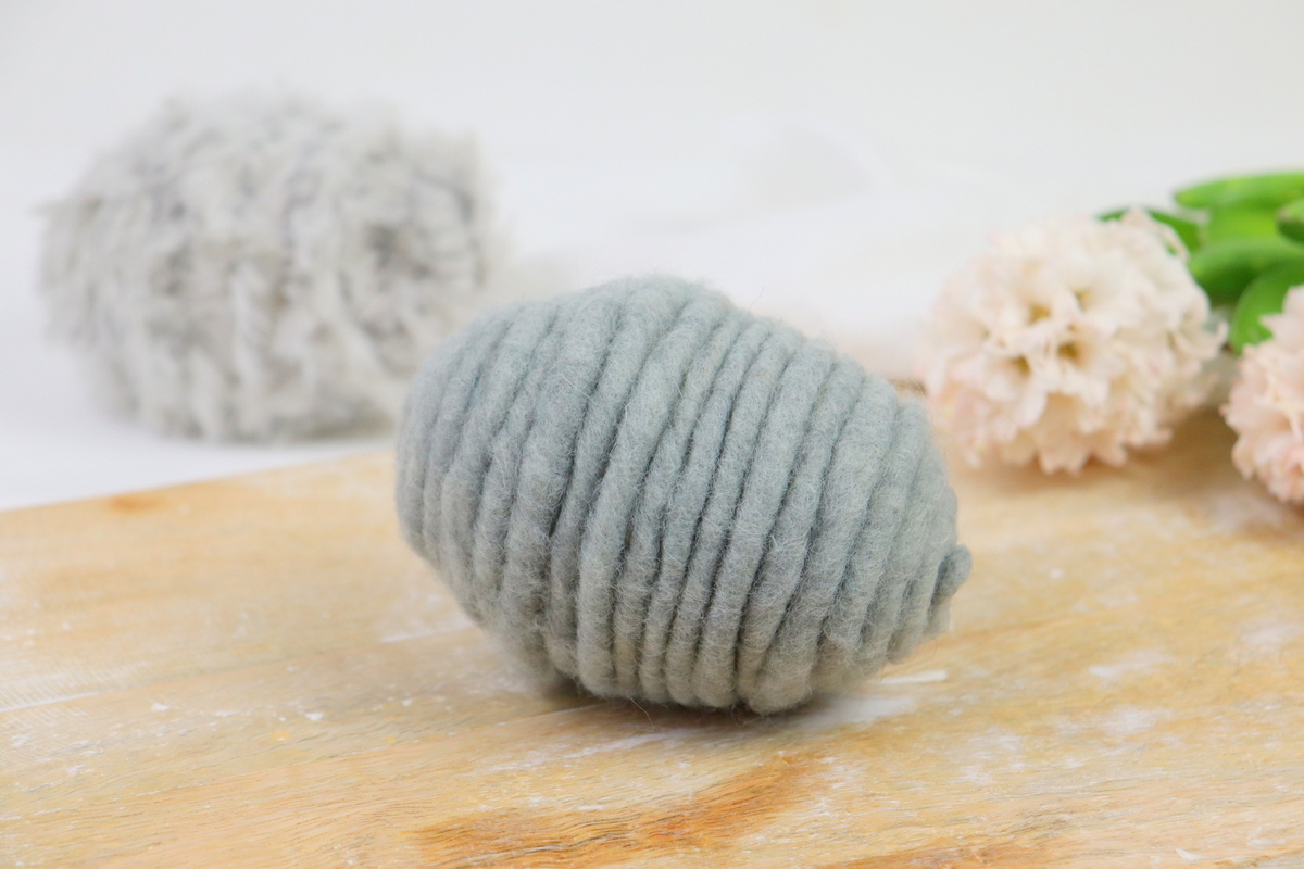 DIY - selbstgemachtes österliches Tablett und Ostereier mit Bändern