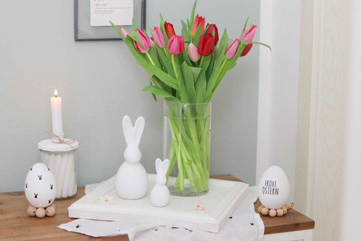DIY - selbstgemachtes österliches Tablett und Ostereier mit Bändern
