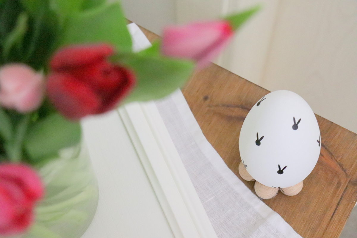 DIY - selbstgemachtes österliches Tablett und Ostereier mit Bändern