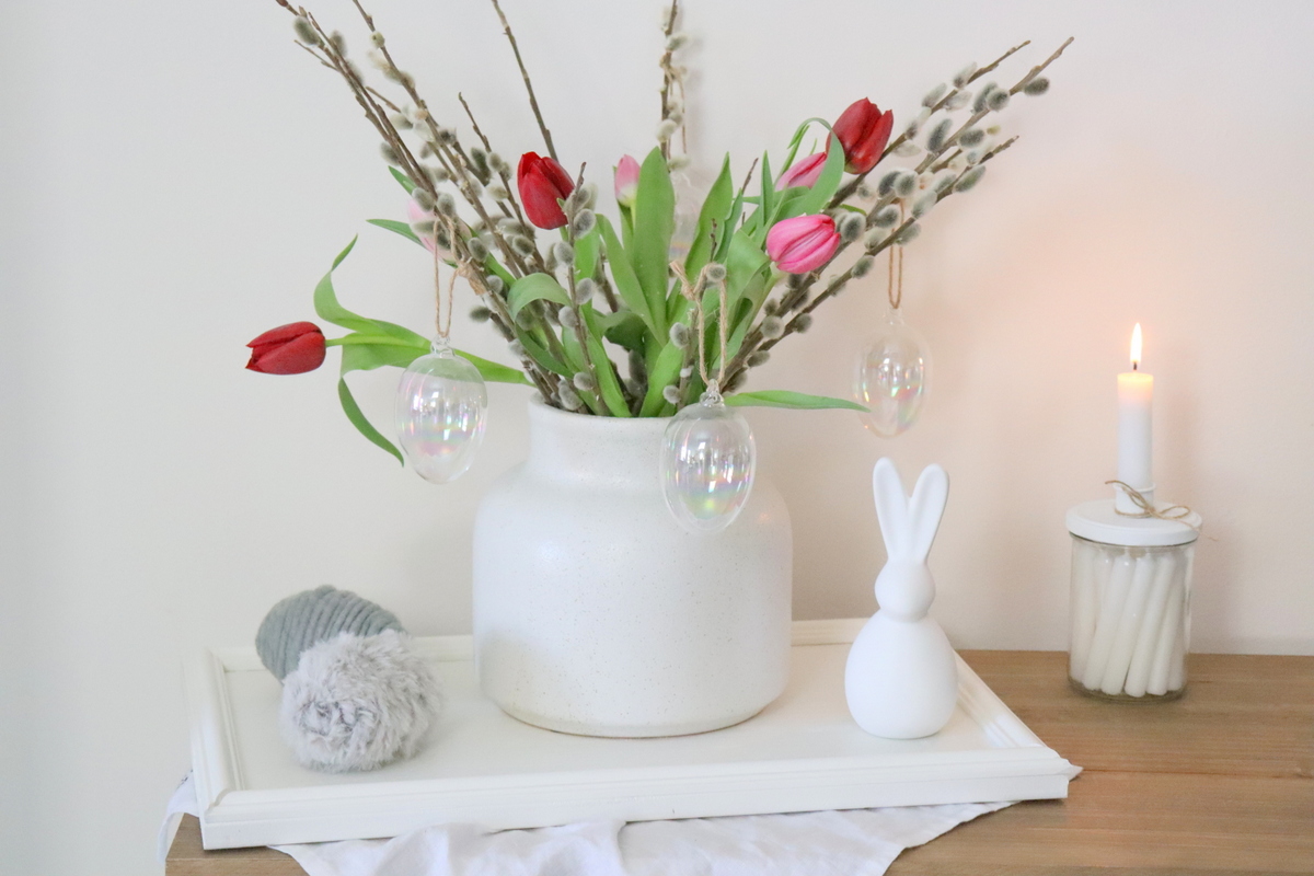 DIY - selbstgemachtes österliches Tablett und Ostereier mit Bändern