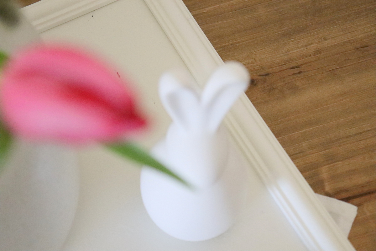 DIY - selbstgemachtes österliches Tablett und Ostereier mit Bändern