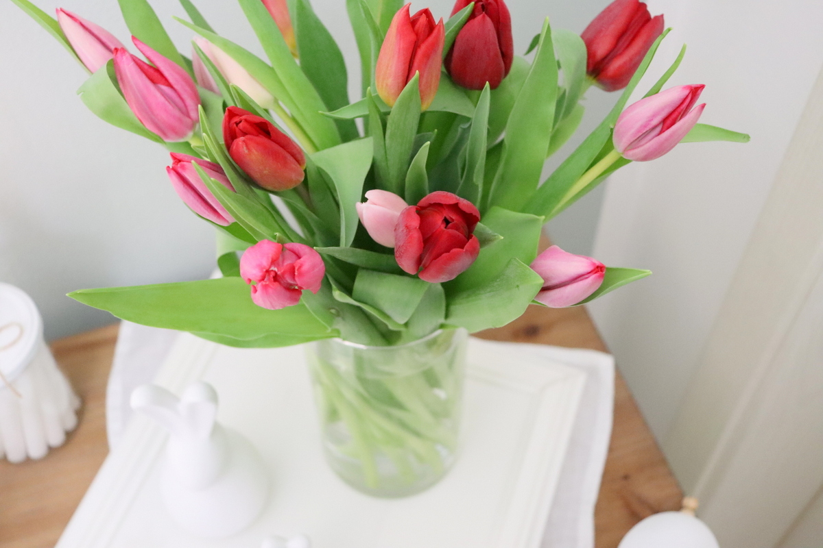 DIY - selbstgemachtes österliches Tablett und Ostereier mit Bändern