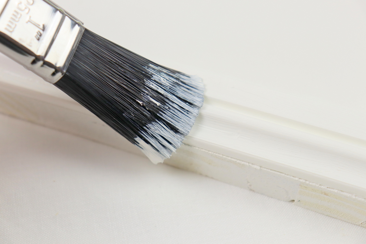 DIY - selbstgemachtes österliches Tablett und Ostereier mit Bändern