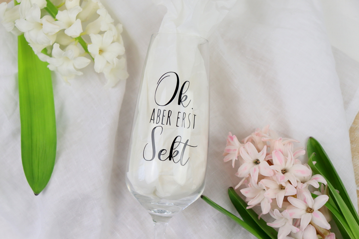 DIY - individualisierte Sektgläser mit dem Plotter oder Permanentmarker / Marker einfach selber machen + kostenlose Vorlage