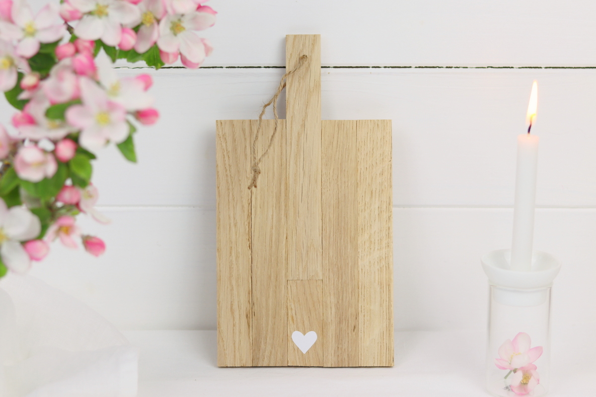 DIY - selbstgemachte Holzbretter aus Holzklötzchen mit einem Herz verziert