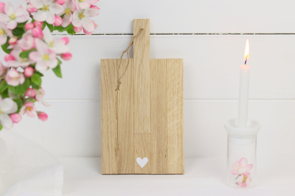 DIY - selbstgemachte Holzbretter aus Holzklötzchen mit einem Herz verziert