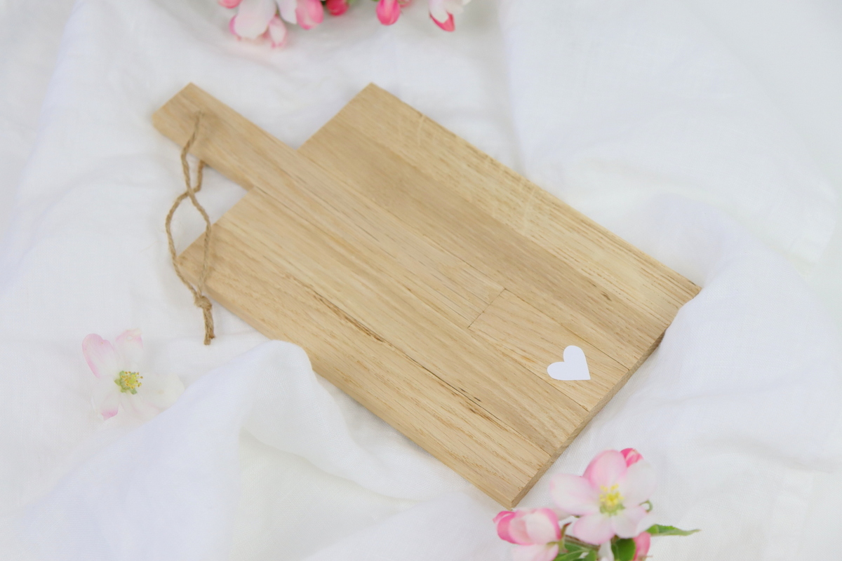 DIY - selbstgemachte Holzbretter aus Holzklötzchen mit einem Herz verziert