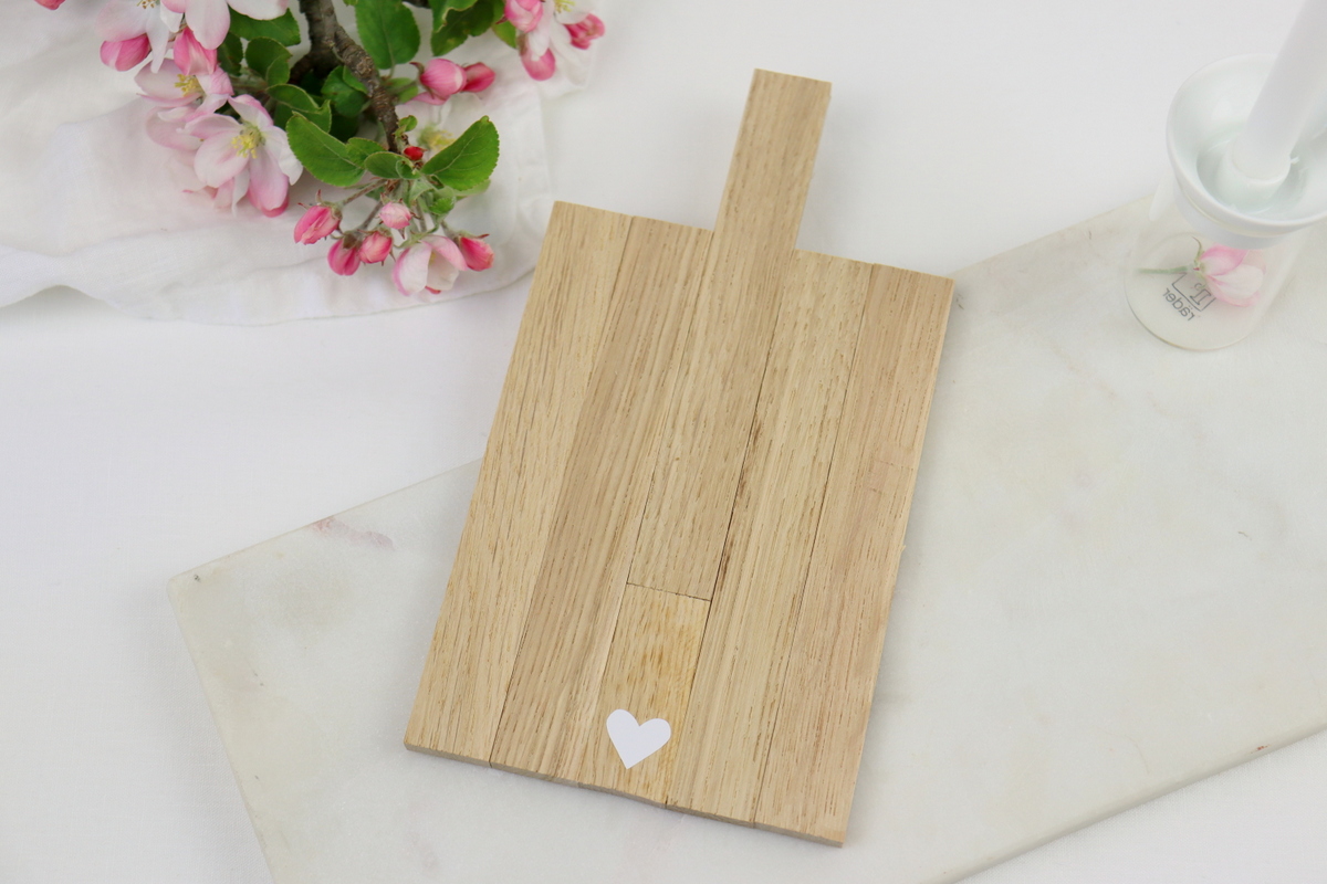 DIY - selbstgemachte Holzbretter aus Holzklötzchen mit einem Herz verziert