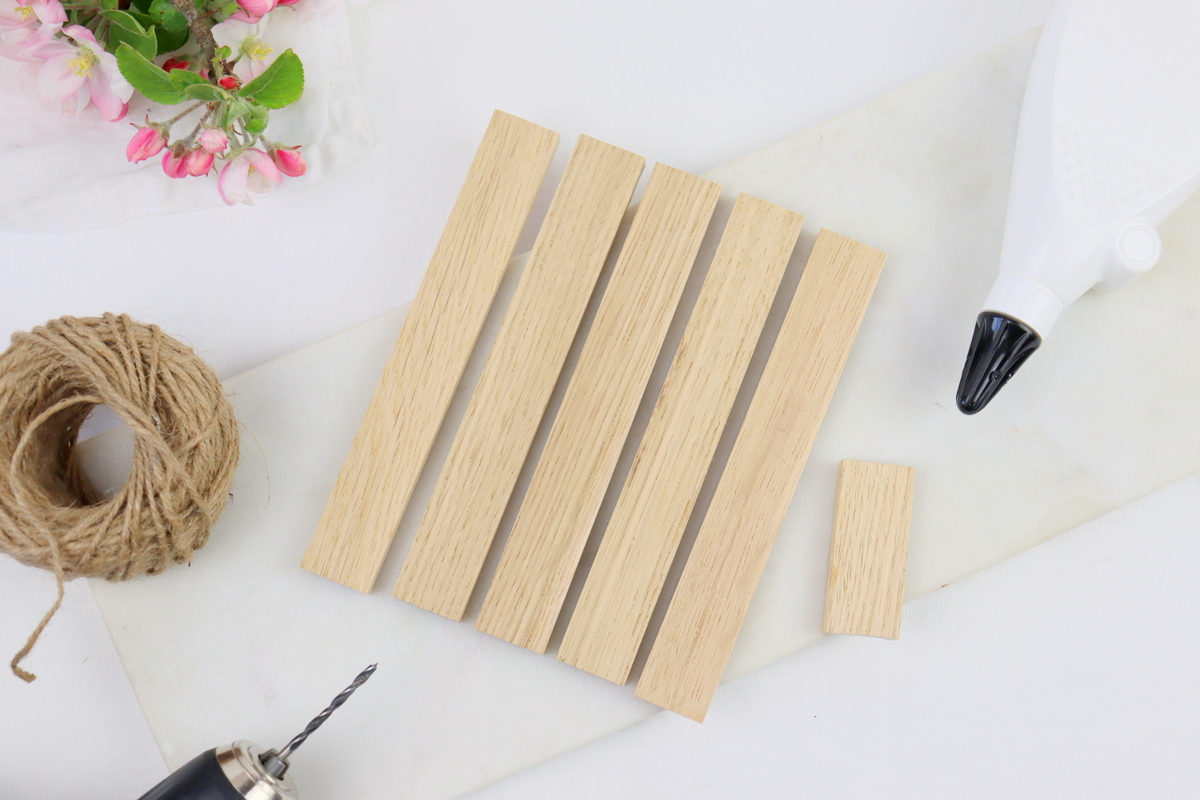 DIY - selbstgemachte Holzbretter aus Holzklötzchen mit einem Herz verziert