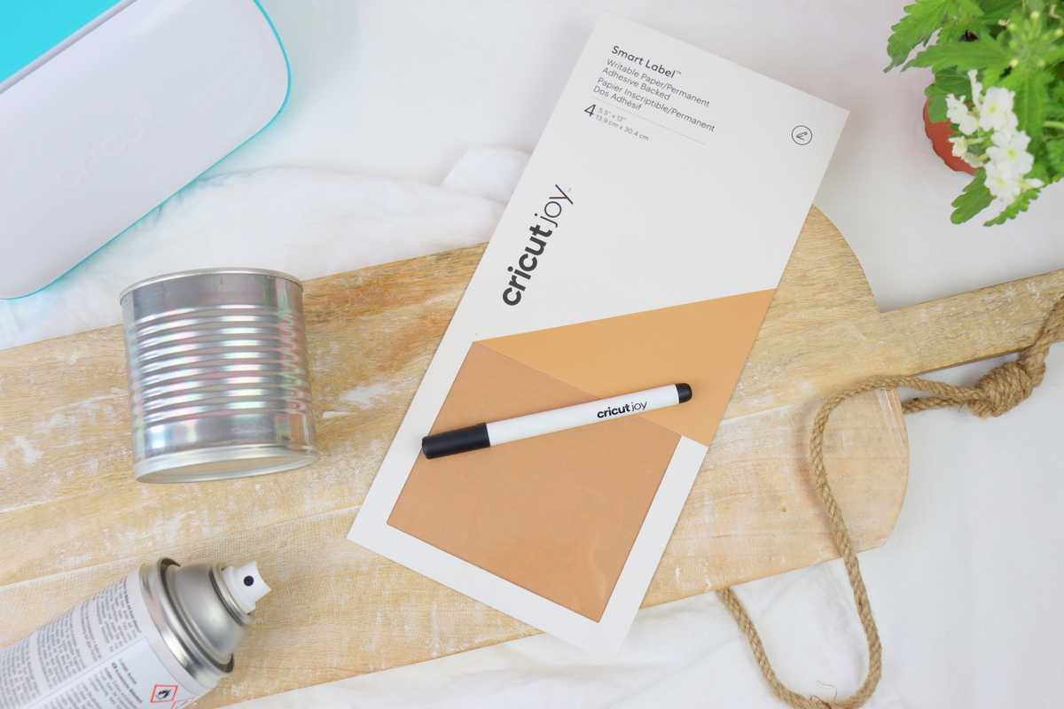 DIY - selbstgemachter Upcycling Blumentopf aus einer Konservendose mit Kreidefarbe und Etikett