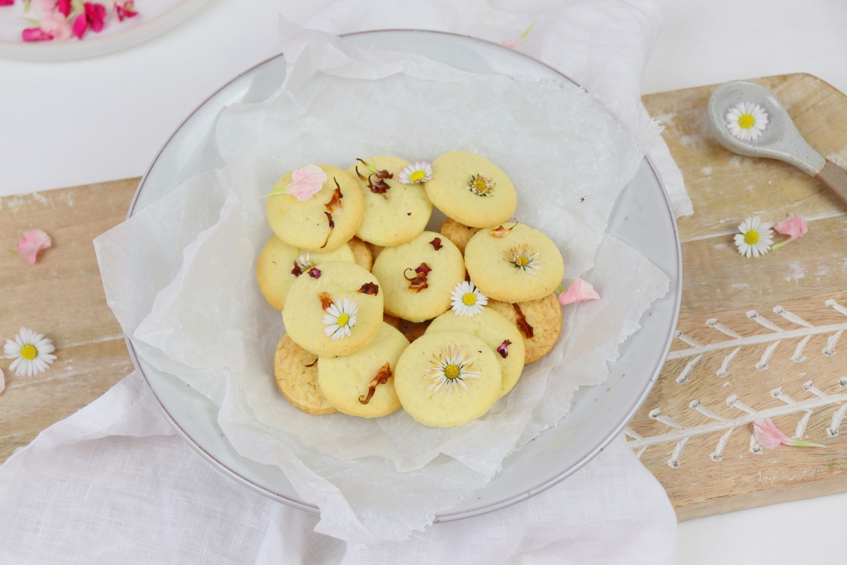 Rezept - selbstgemachte Butterkekse mit essbaren Blumen