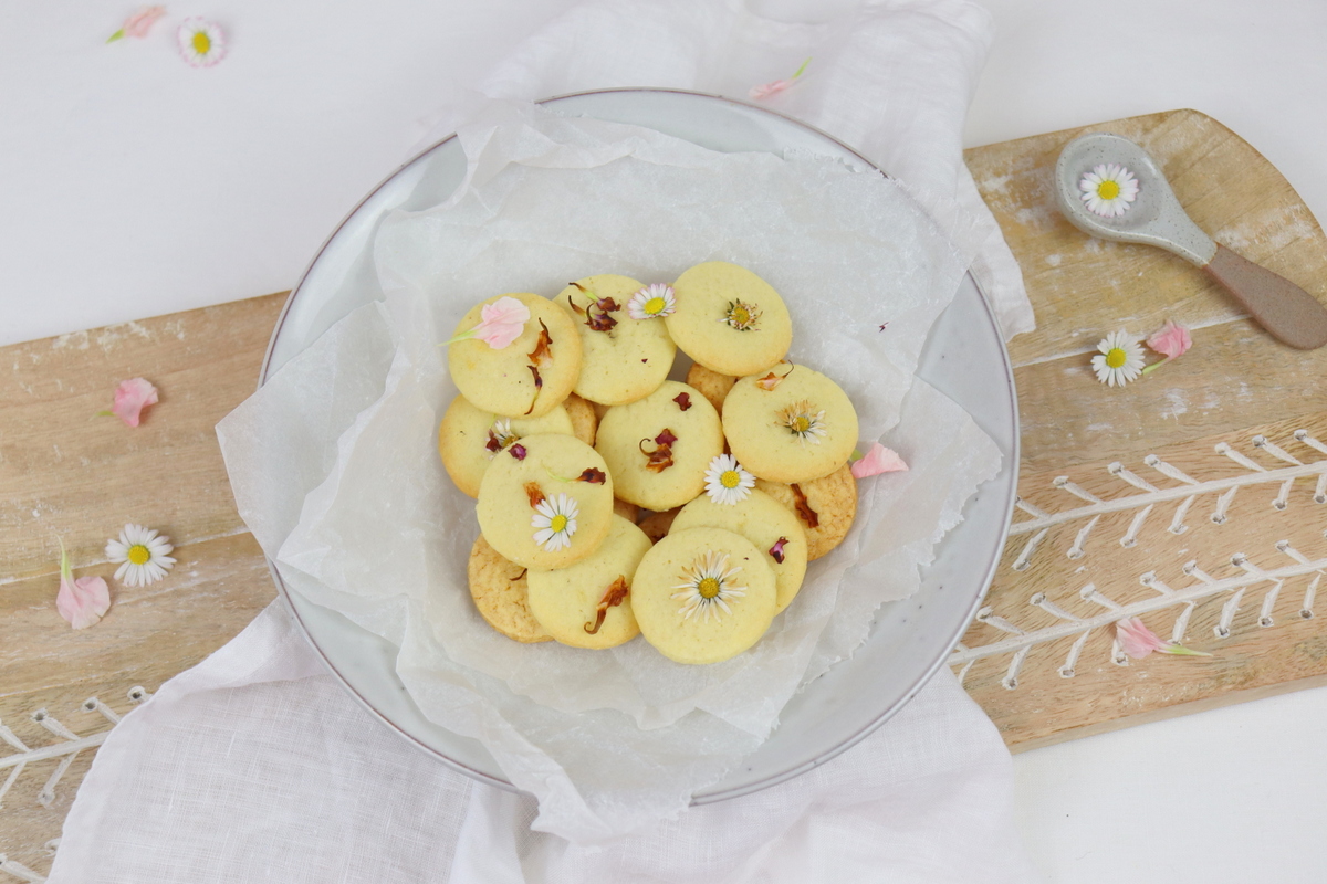 Rezept - selbstgemachte Butterkekse mit essbaren Blumen