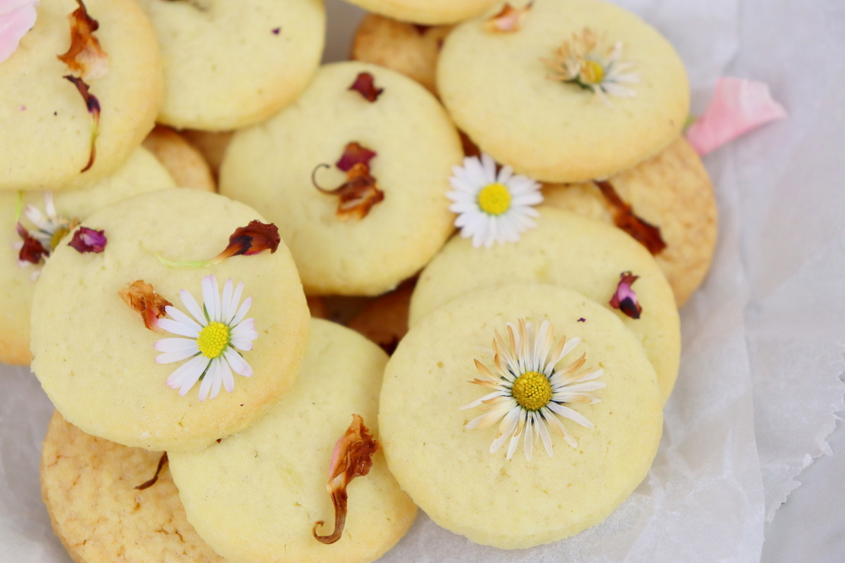 Rezept - selbstgemachte Butterkekse mit essbaren Blumen