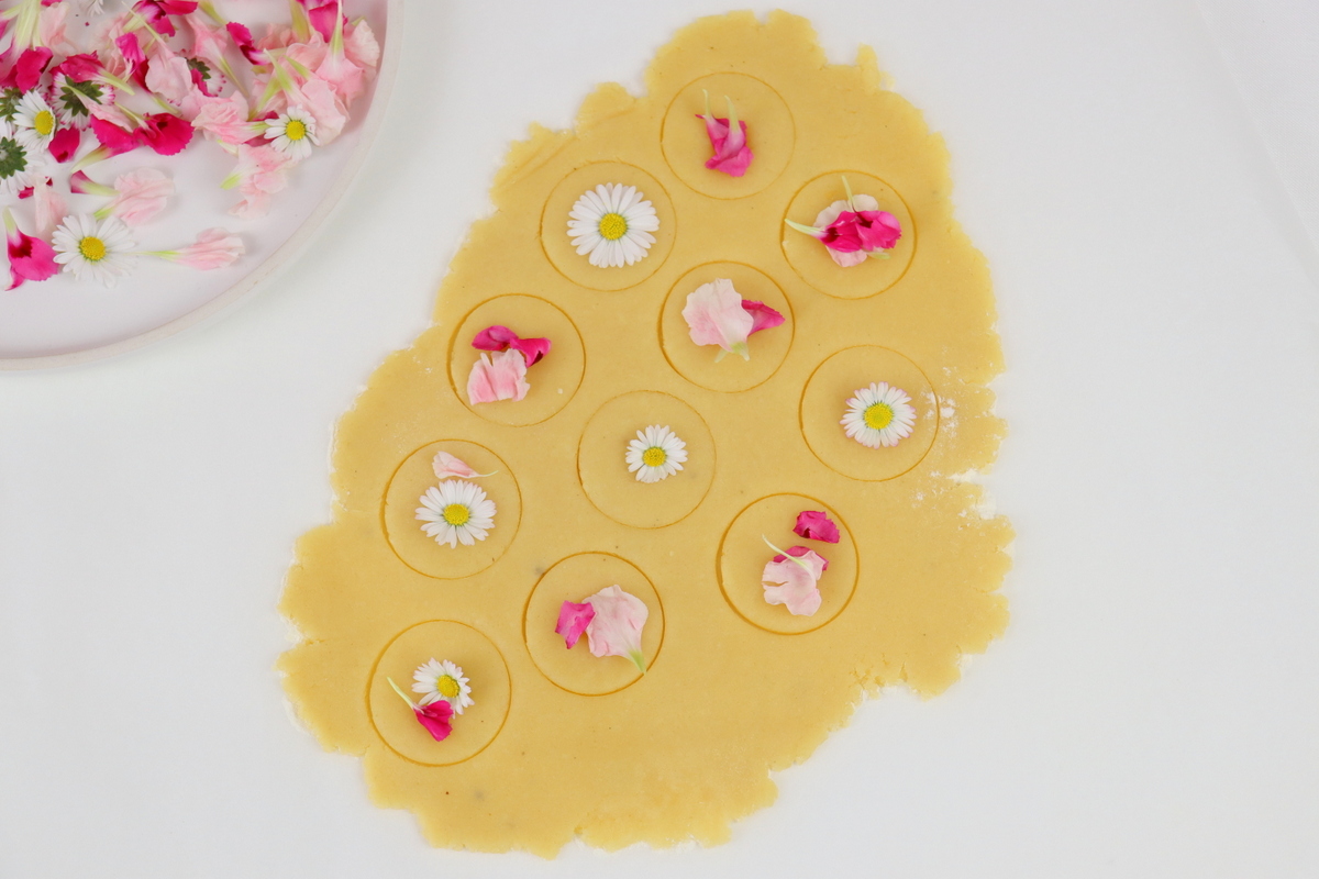 Rezept - selbstgemachte Butterkekse mit essbaren Blumen
