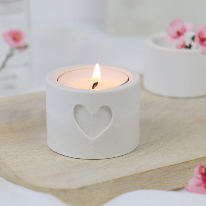 DIY - selbstgemachte Kerzenhalter für Teelichter aus Raysin mit Herz-Prägung