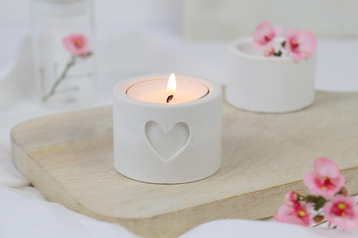 DIY - selbstgemachte Kerzenhalter für Teelichter aus Raysin mit Herz-Prägung