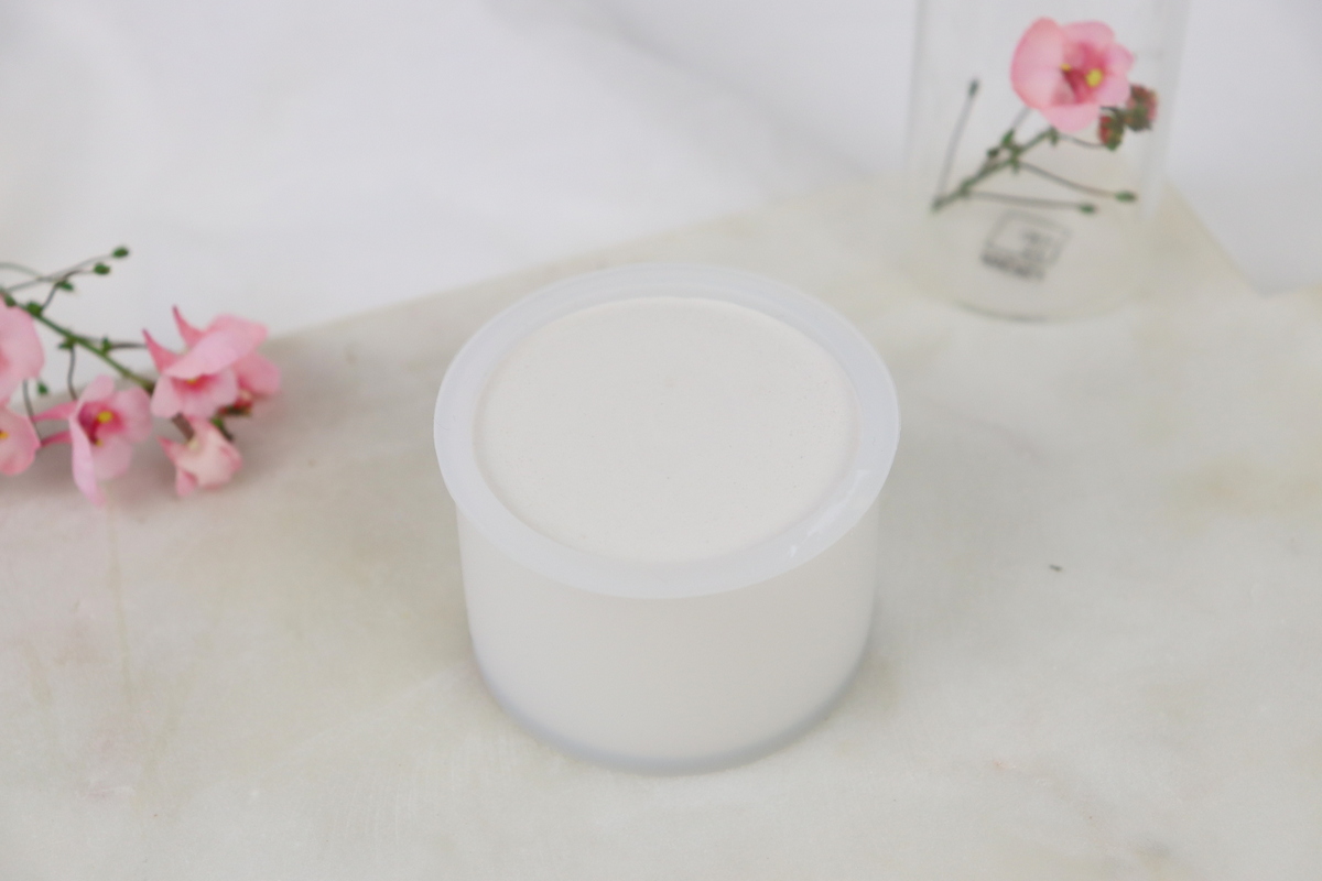 DIY - selbstgemachte Kerzenhalter für Teelichter aus Raysin mit Herz-Prägung