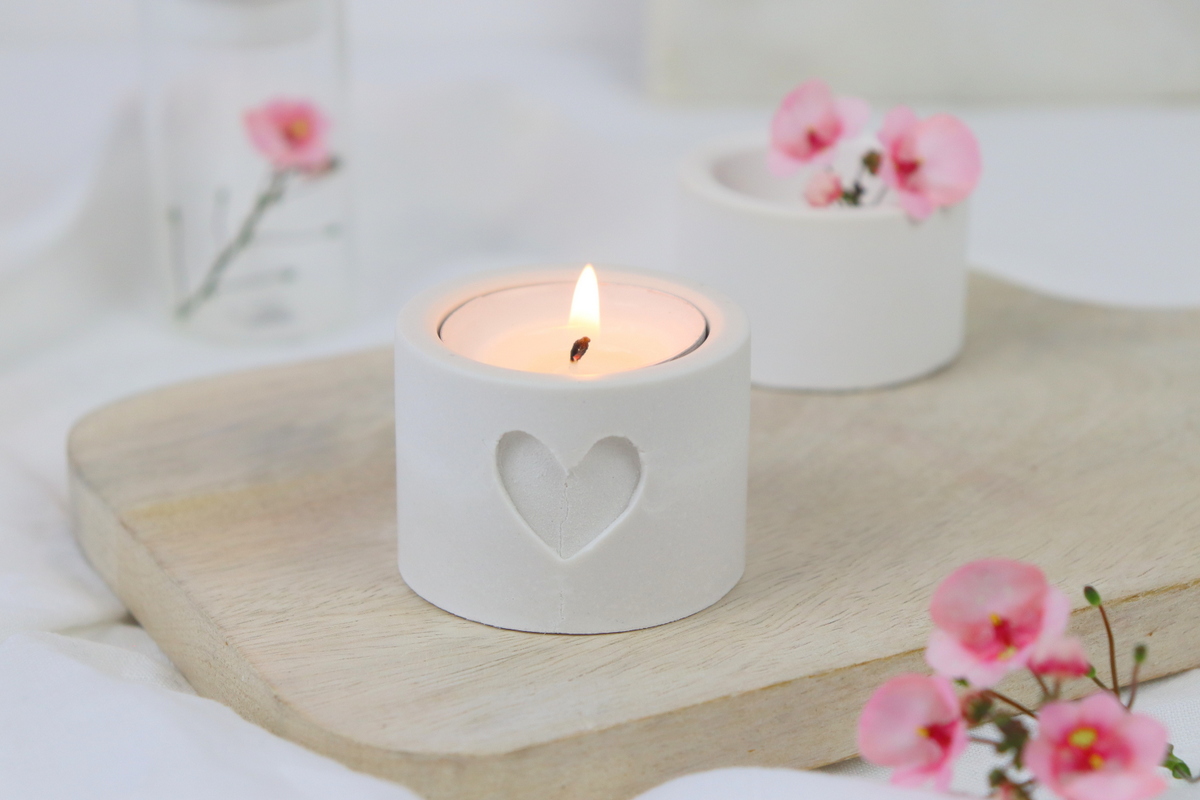 DIY - selbstgemachte Kerzenhalter für Teelichter aus Raysin mit Herz-Prägung