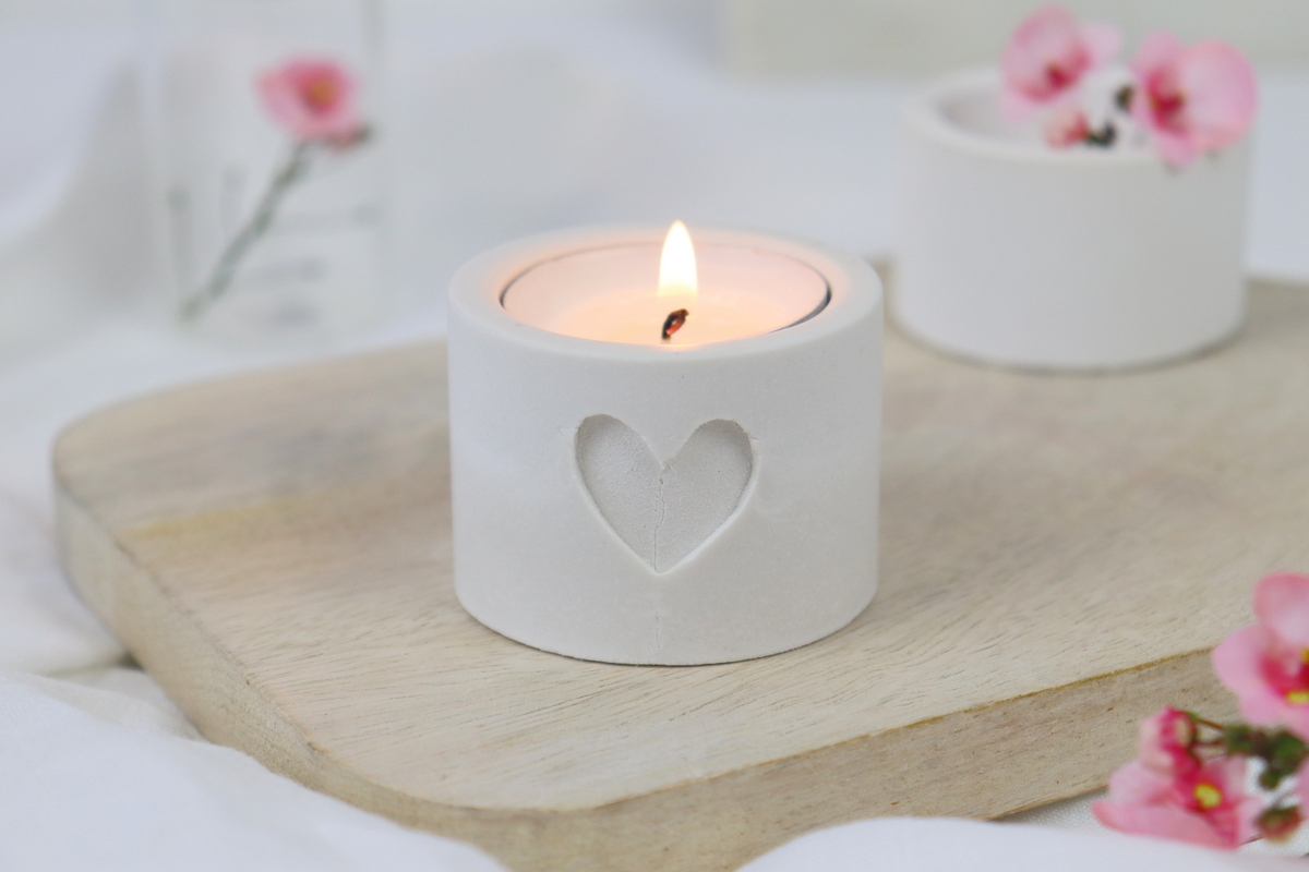 DIY - selbstgemachte Kerzenhalter für Teelichter aus Raysin mit Herz-Prägung