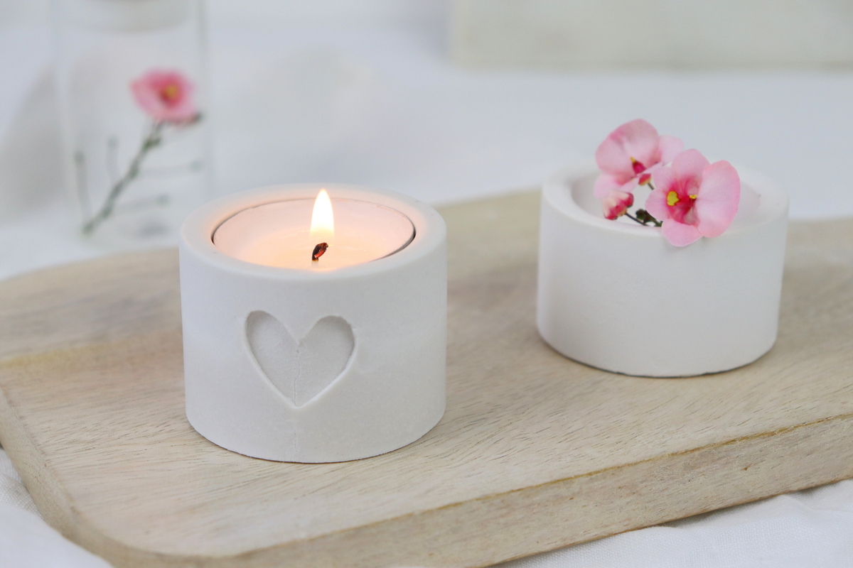 DIY - selbstgemachte Kerzenhalter für Teelichter aus Raysin mit Herz-Prägung