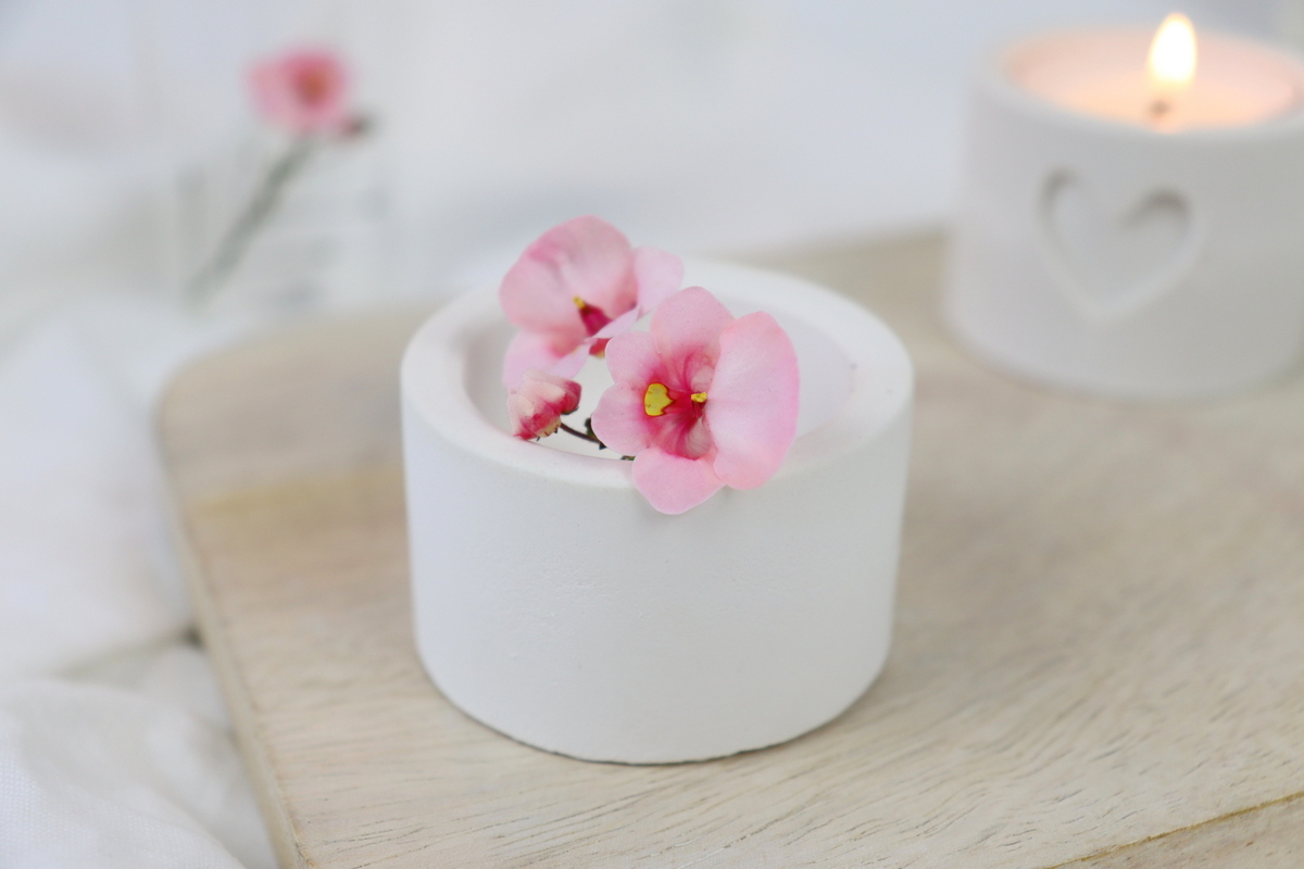 DIY - selbstgemachte Kerzenhalter für Teelichter aus Raysin mit Herz-Prägung