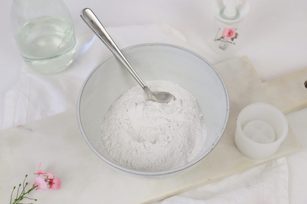 DIY - selbstgemachte Kerzenhalter für Teelichter aus Raysin mit Herz-Prägung