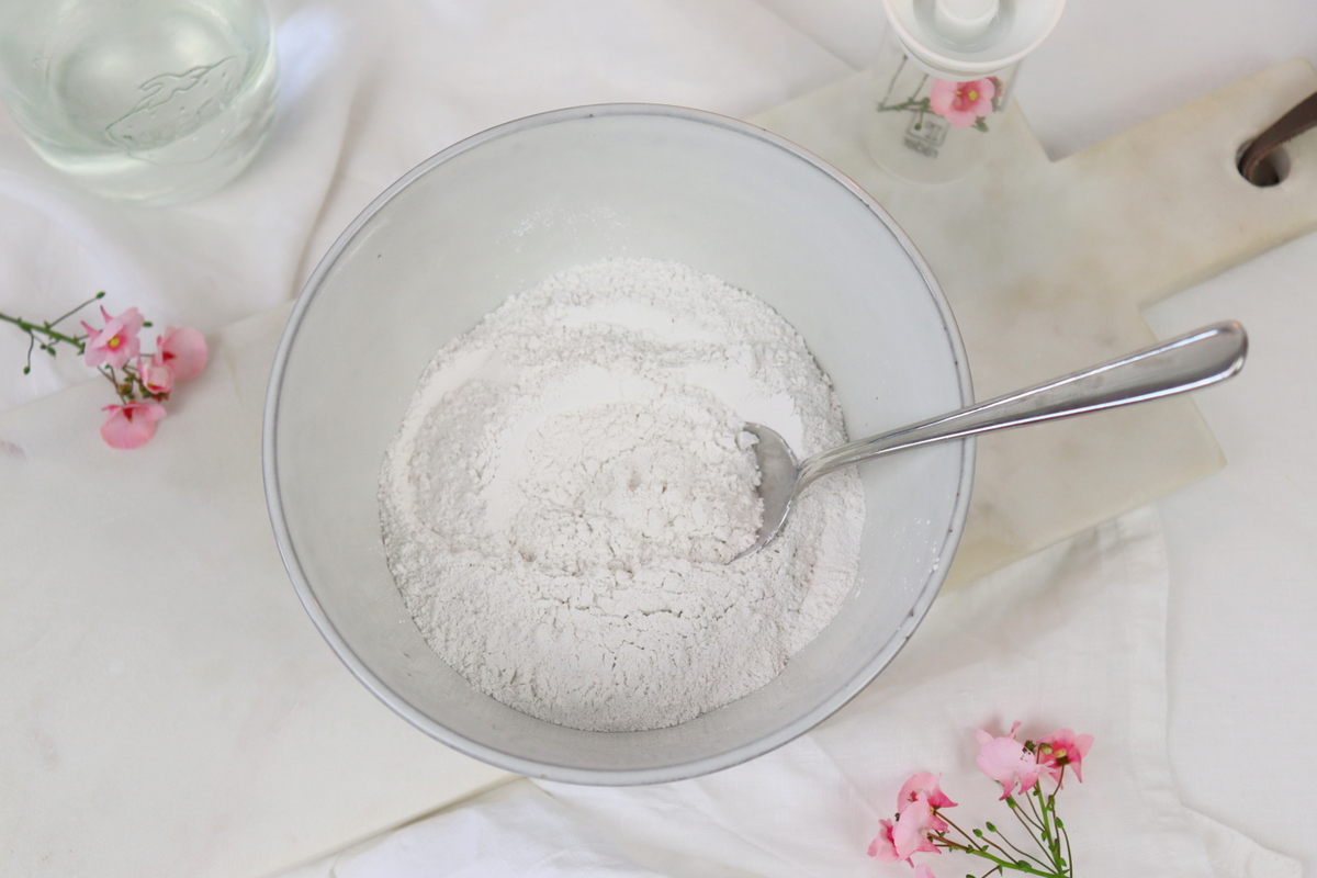 DIY - selbstgemachte Kerzenhalter für Teelichter aus Raysin mit Herz-Prägung