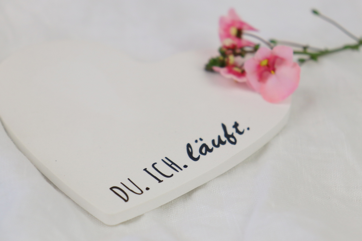 DIY - selbstgemachte Untersetzer in Herzform aus Raysin mit Plotter Vinyl-Schrift