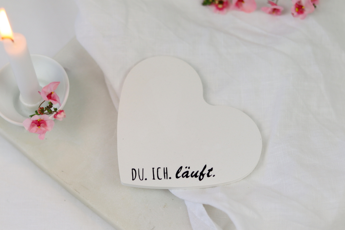 DIY - selbstgemachte Untersetzer in Herzform aus Raysin mit Plotter Vinyl-Schrift