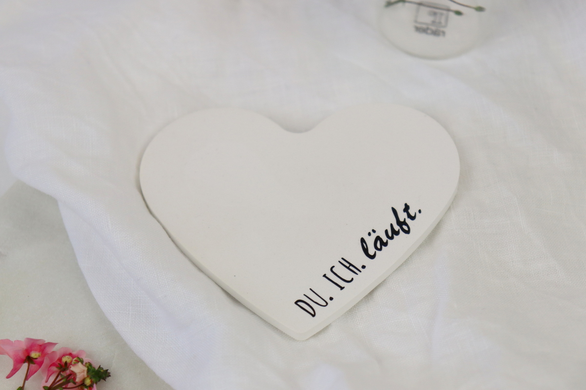 DIY - selbstgemachte Untersetzer in Herzform aus Raysin mit Plotter Vinyl-Schrift